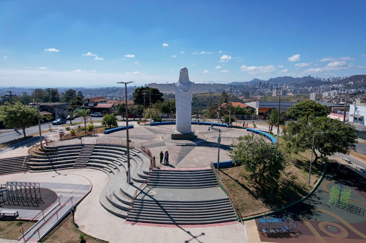 Praça do Cristo, no bairro Milionários, é um dos símbolos da região