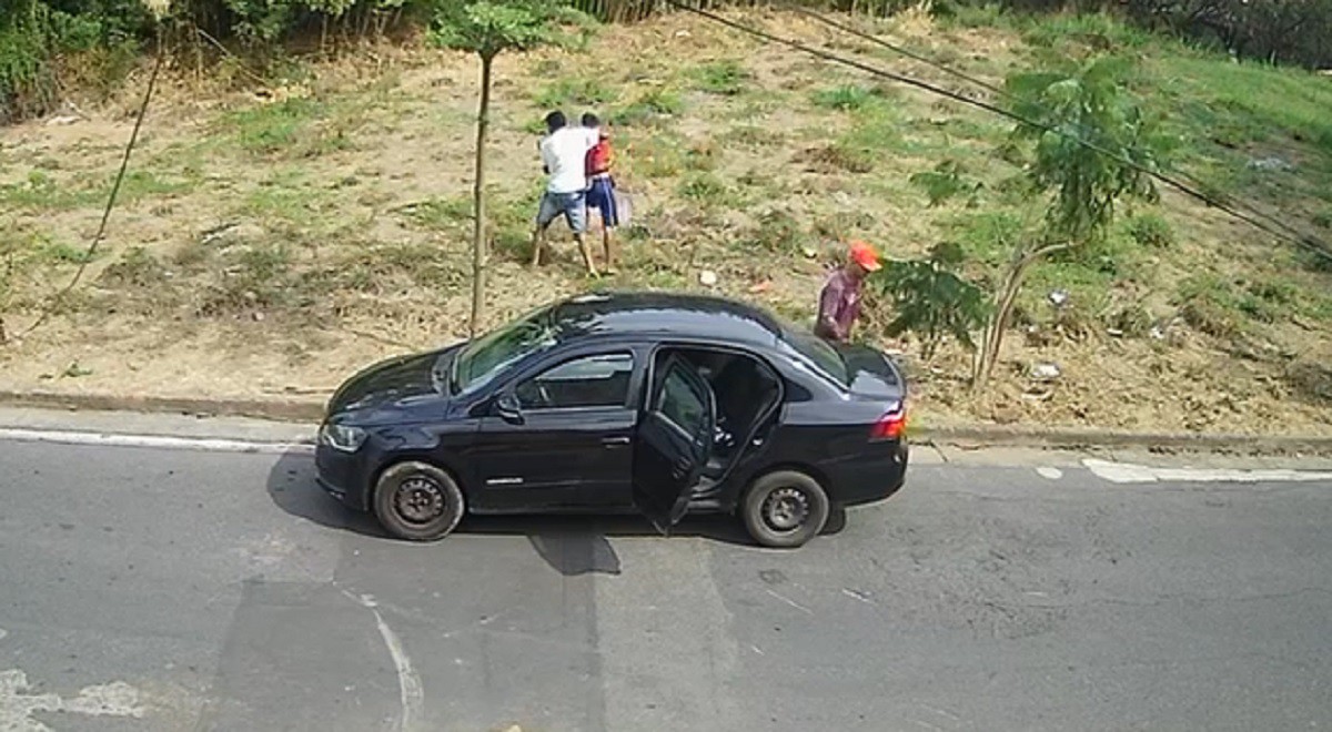 Crime ocorreu em plena luz do dia e deixou moradores assustados 