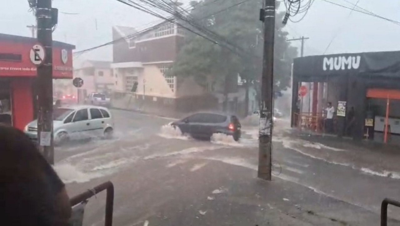 Temporal causou alagamento na rua Eridano, no Barreiro