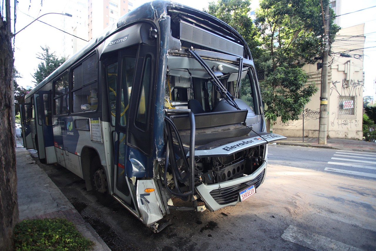 Coletivo da linha 4110 colidiu com a traseira do ônibus da linha 9208