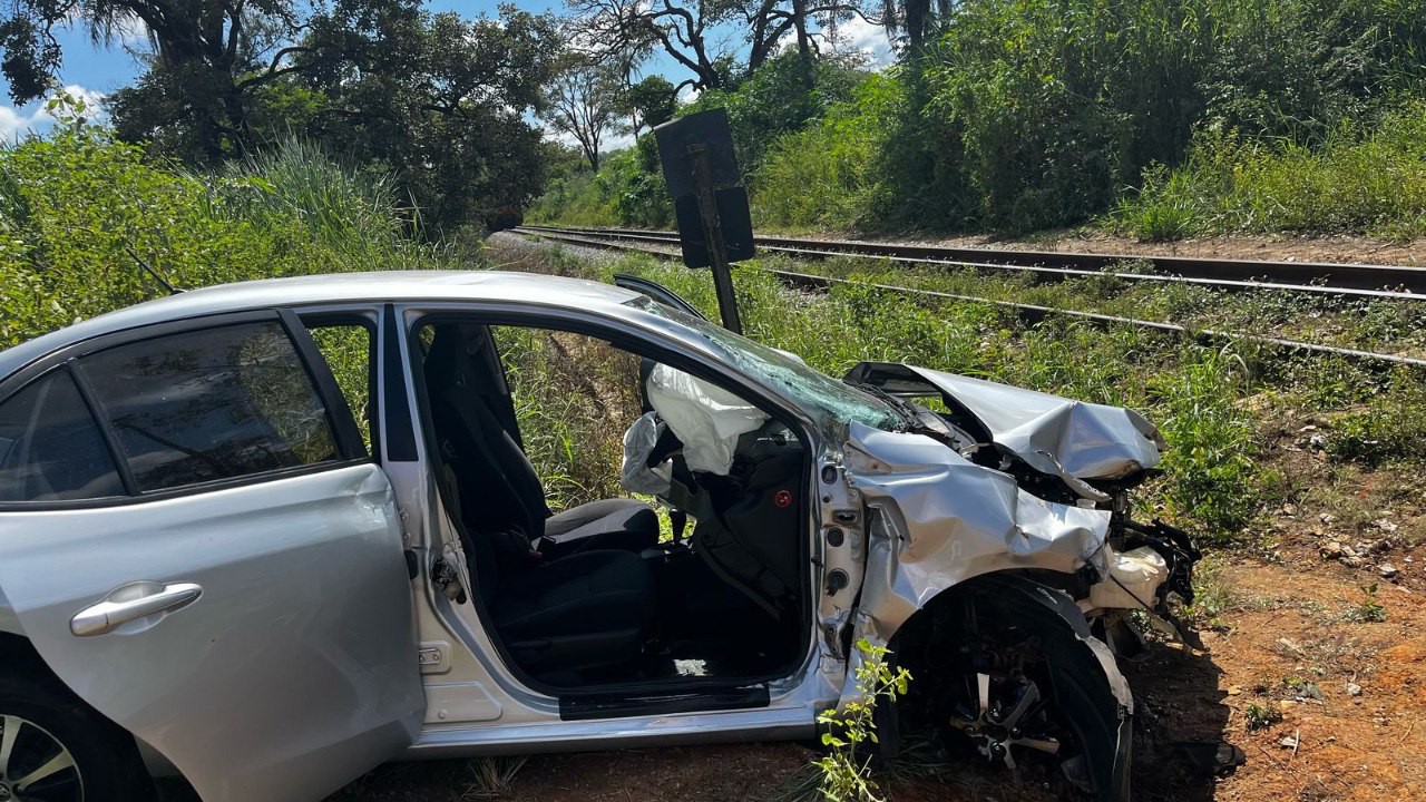 Veículo teve pane ao cruzar trilho e foi atingido por trem