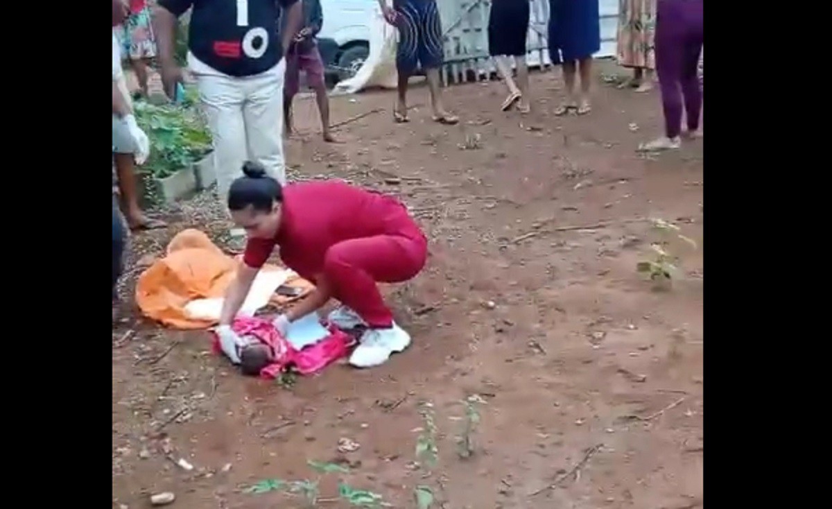 Vídeo flagrou o momento do resgate do bebê no lote vago