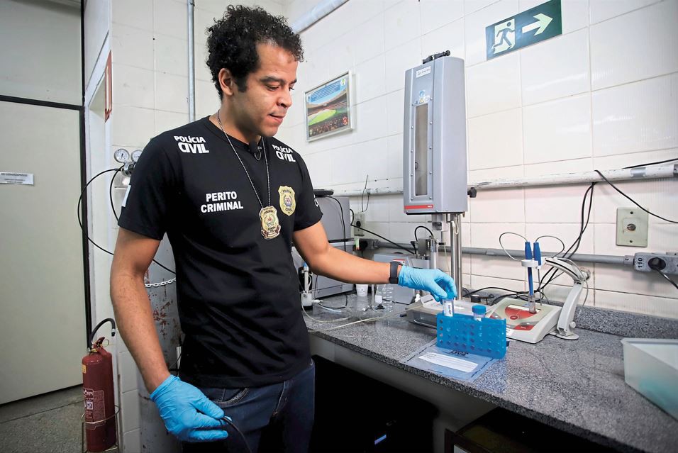 Perito da Polícia Civil analisa bebidas supostamente falsificadas 