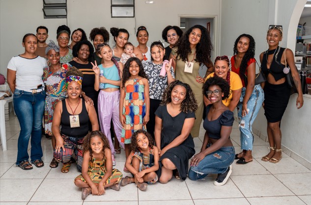 Trançar e contar histórias: Curso gratuito de tranças muda vida de mulheres 


