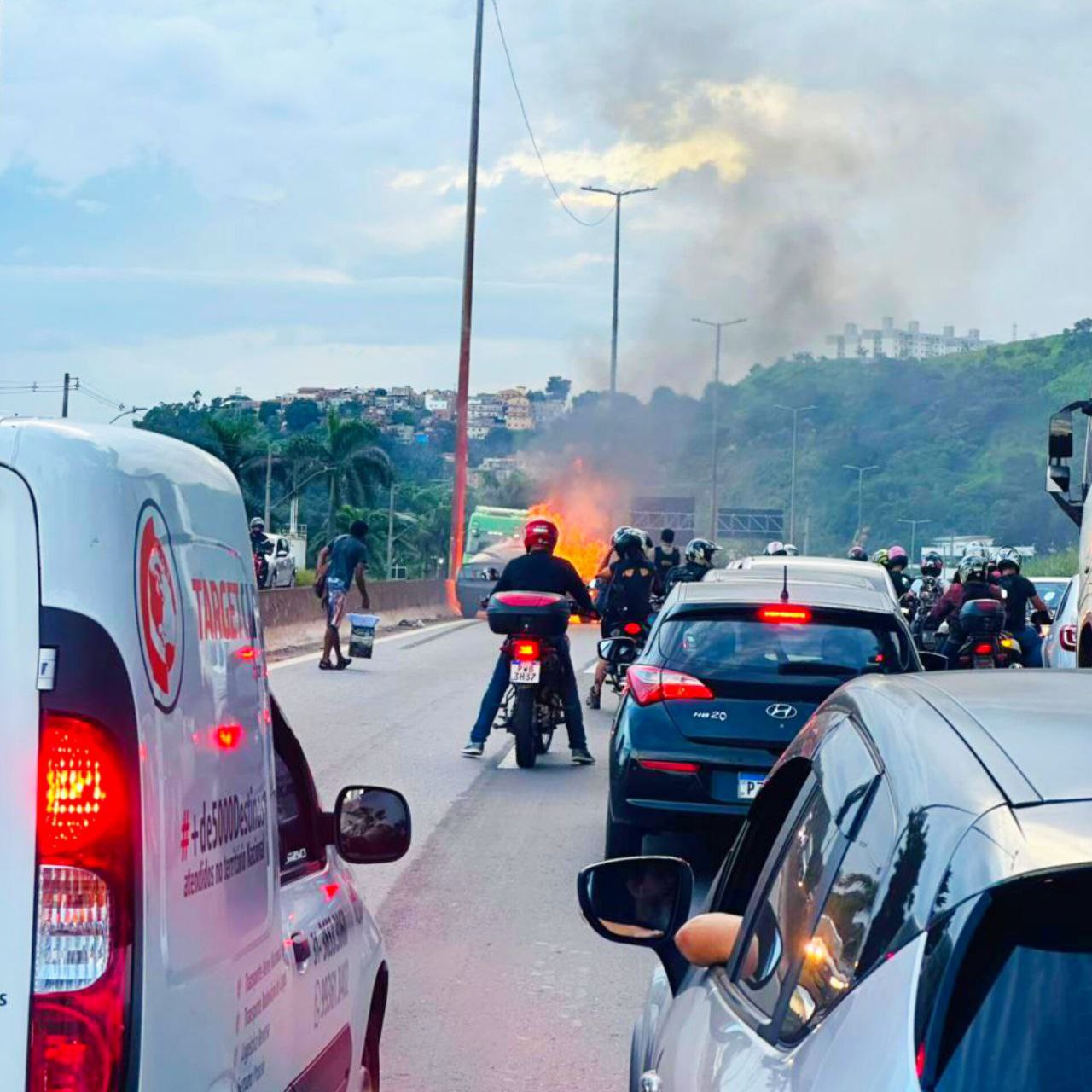 Não há informações sobre o que causou incêndio no veículo