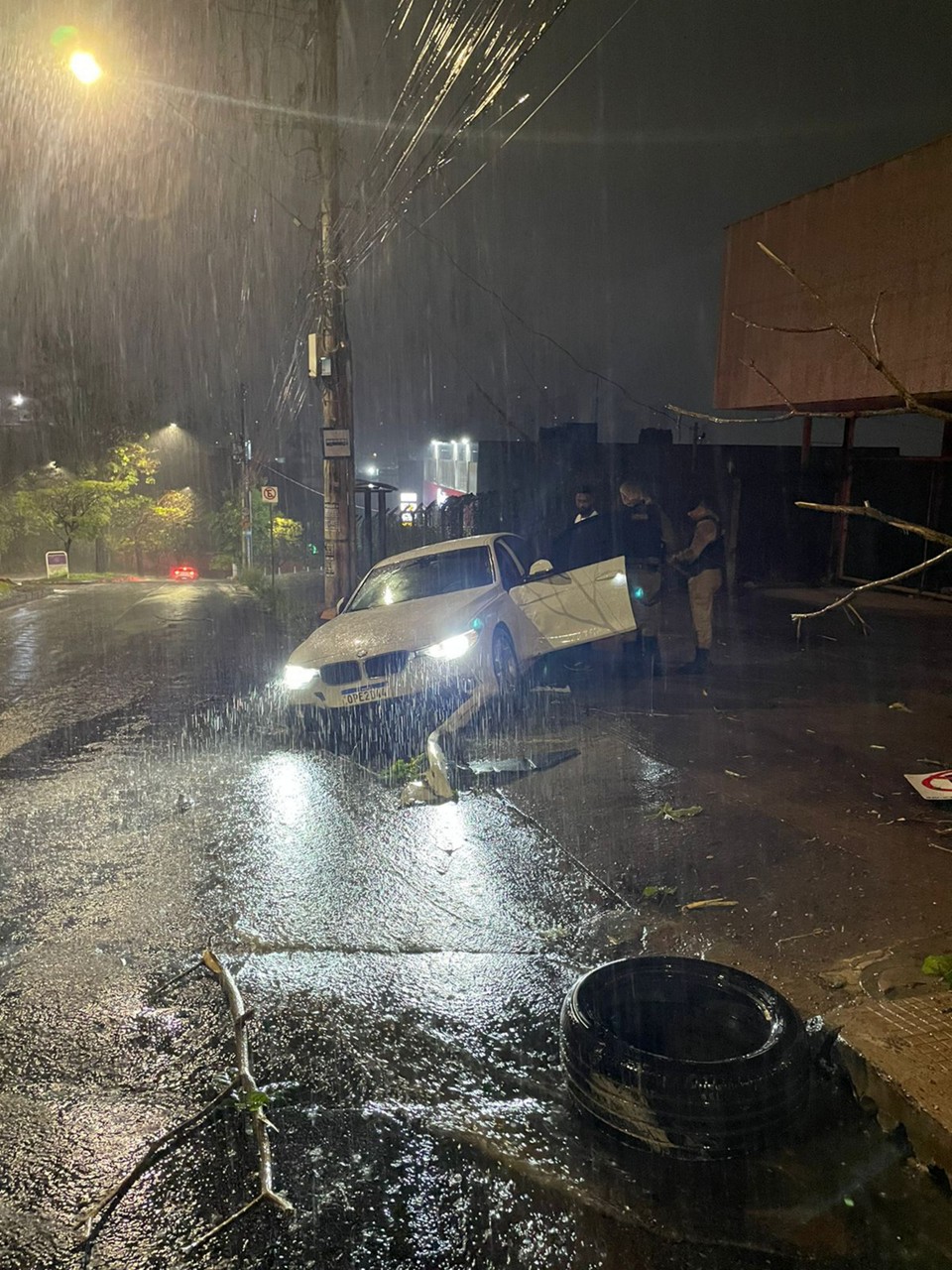 Homem suspeito de assédio sexual bate uma BMW em árvore tentando fugir da PM