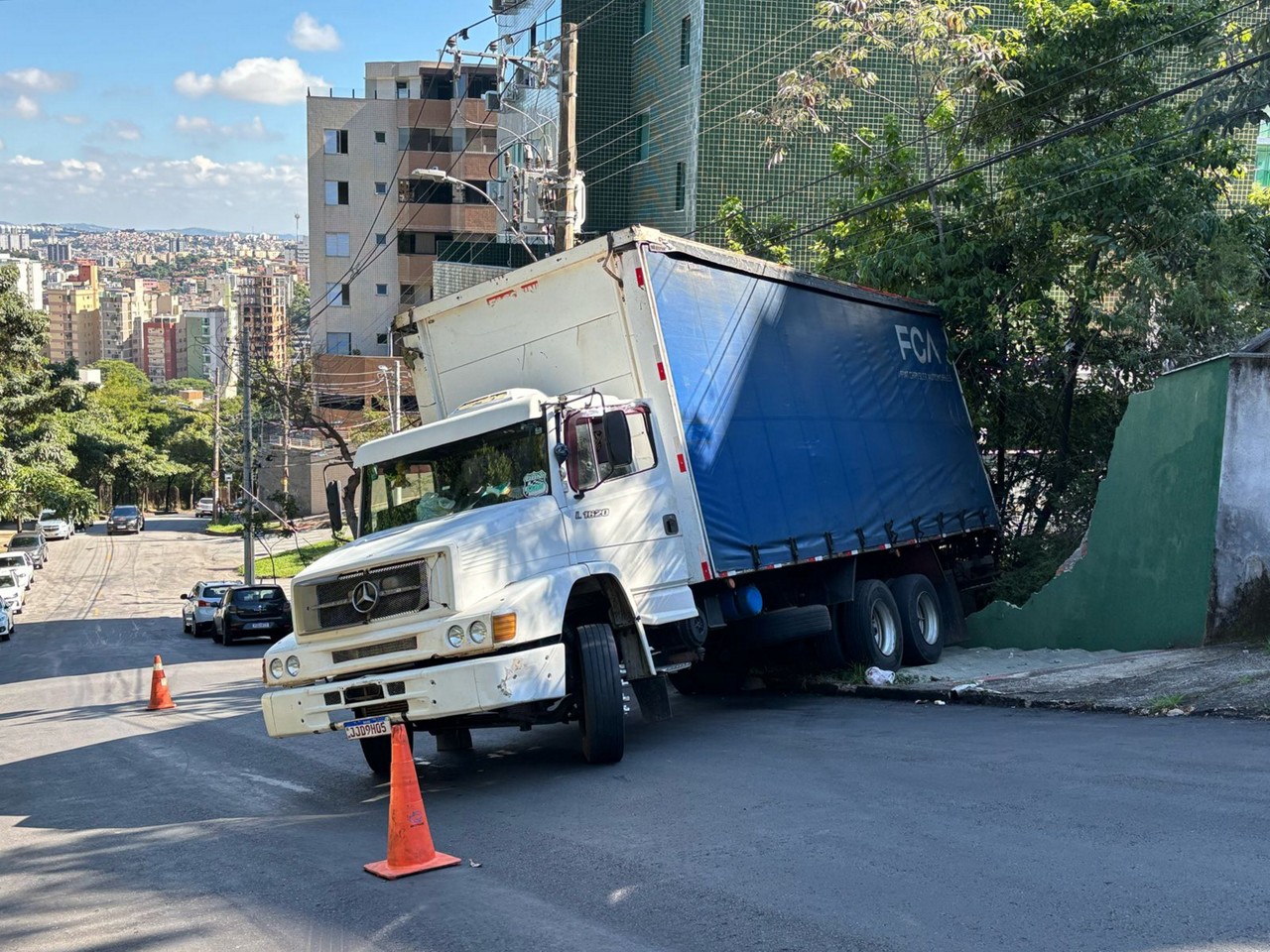 Caminhão bateu em muro após perder o freio no Buritis