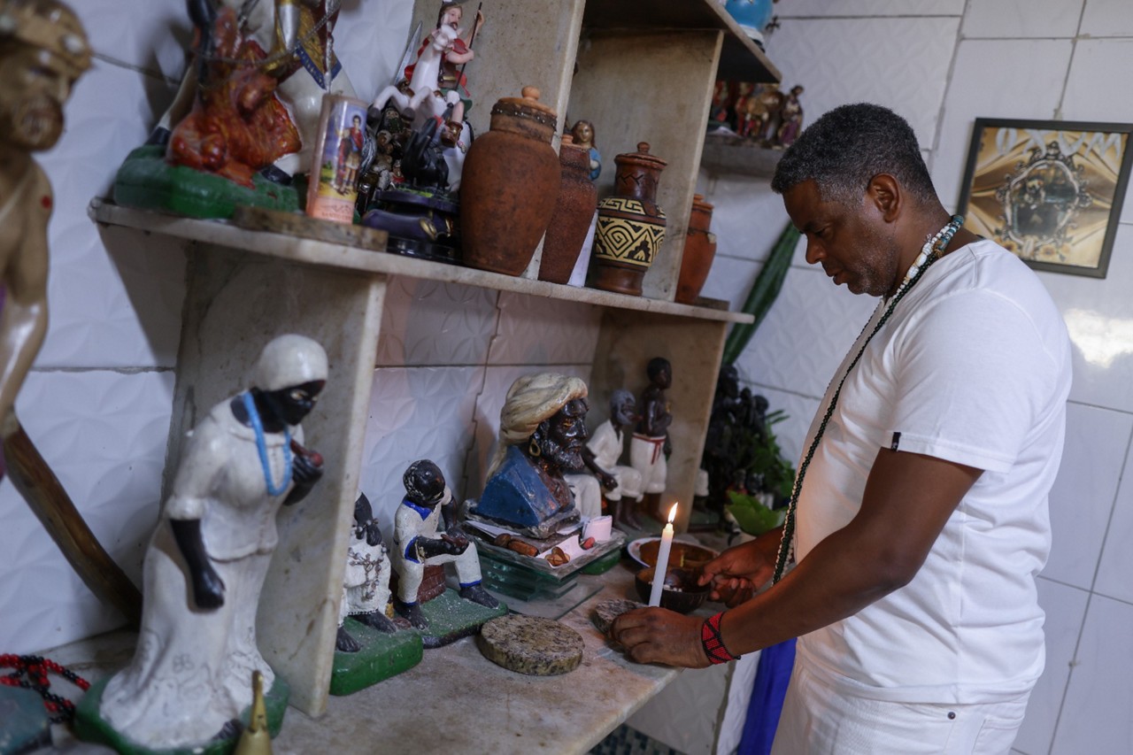 Pai Ricardo de Moura, de 54 anos, mantém um ritual pedindo por proteção ao bloco que participa antes de cada CarnavaL