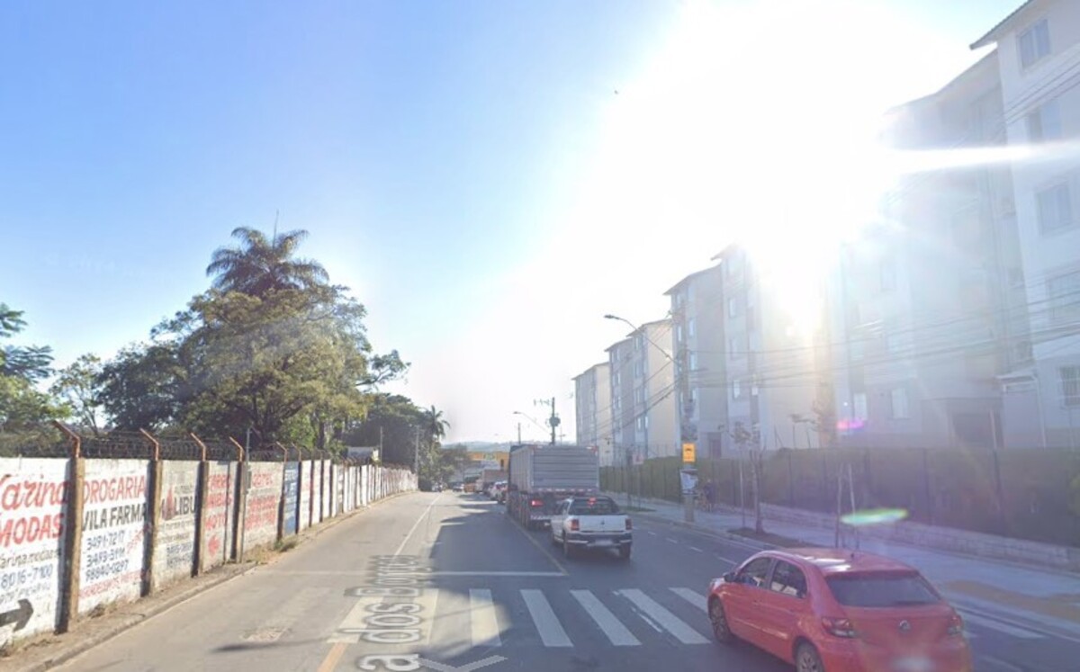 O acidente foi em frente ao Residencial Esmeraldas. O motociclista chegou a ser arremessado pelo impacto da batida