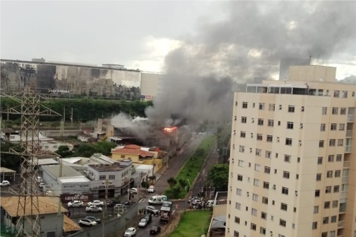 Incêndio é registrado em fábrica no bairro Fernão Dias 