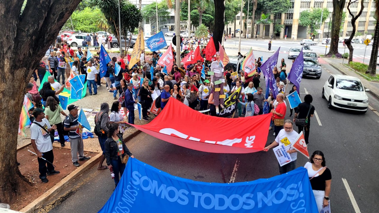 Ato teve início na praça Afonso Arinos 