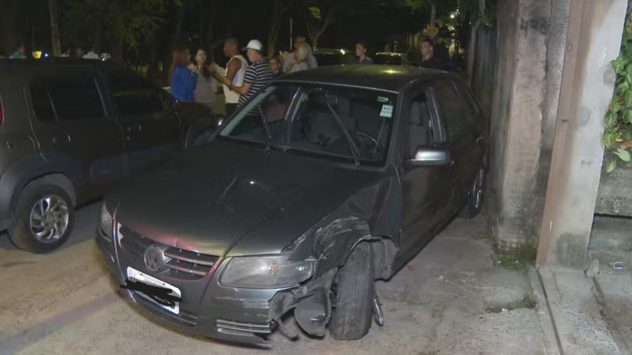 Motorista do VW Gol perdeu o controle, atingiu veículo estacionado e atropelou 3 pessoas