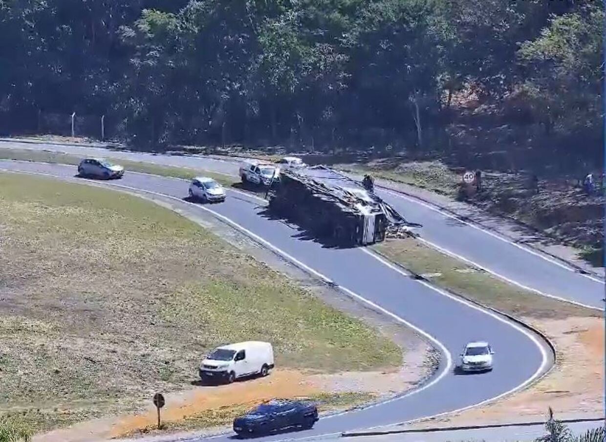 Acesso à avenida Carlos Luz foi interditado
