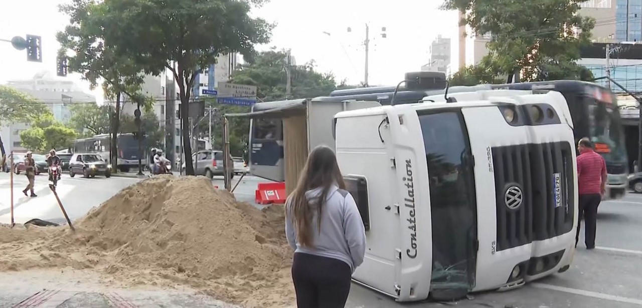 Acidente foi na esquina com rua Juiz de Fora