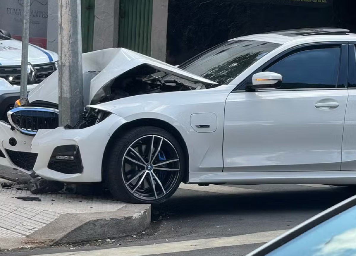 Veículo ficou com a parte da frente destruída 