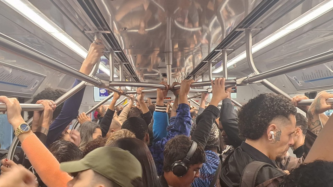 Metrô lotado nesta segunda-feira