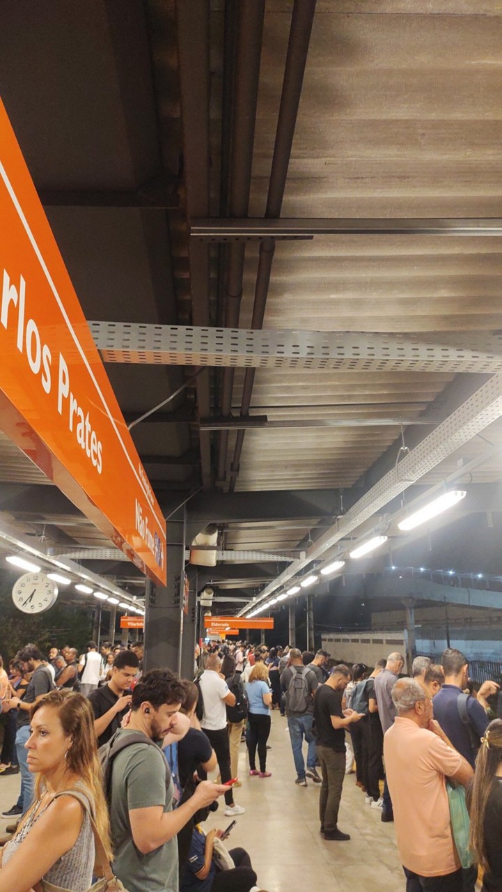 Usuários afirmam que estações estão completamente lotadas