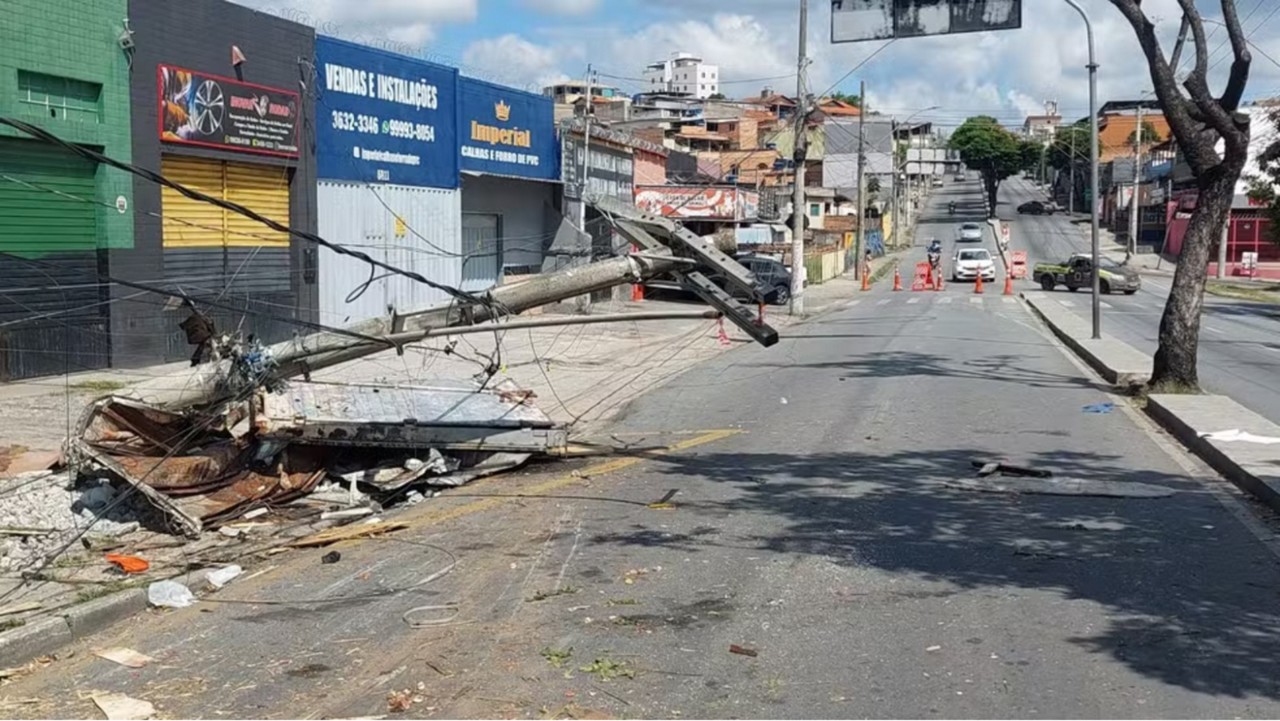 O transformador de energia e toda a rede de alta tensão caíram, ficando em contato com o solo