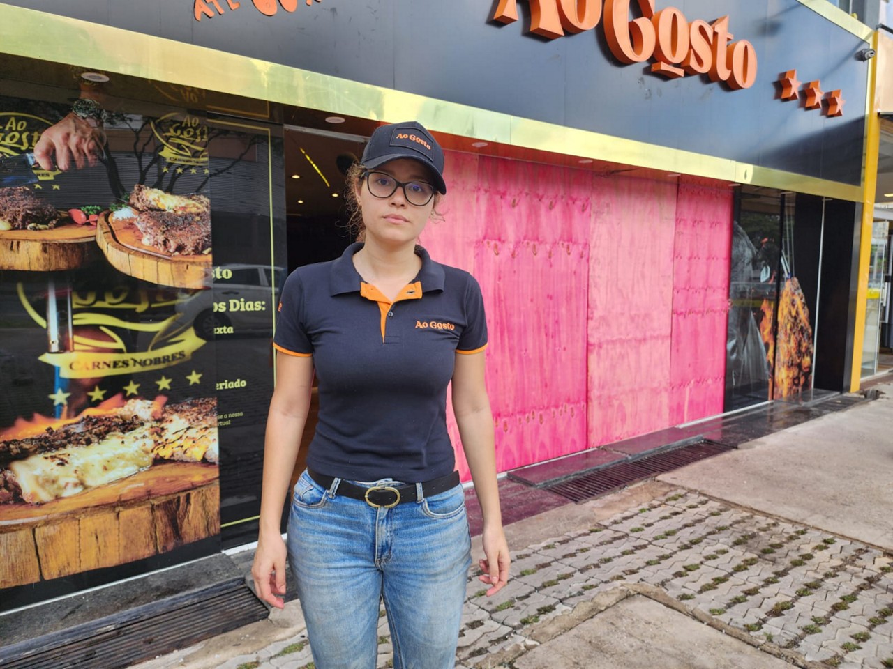 Gerente Andressa Fernandes, em frente à loja