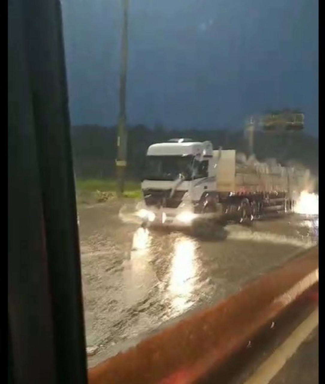 Belo Horizonte registra chuva extremamente forte nesta quinta-feira (26)