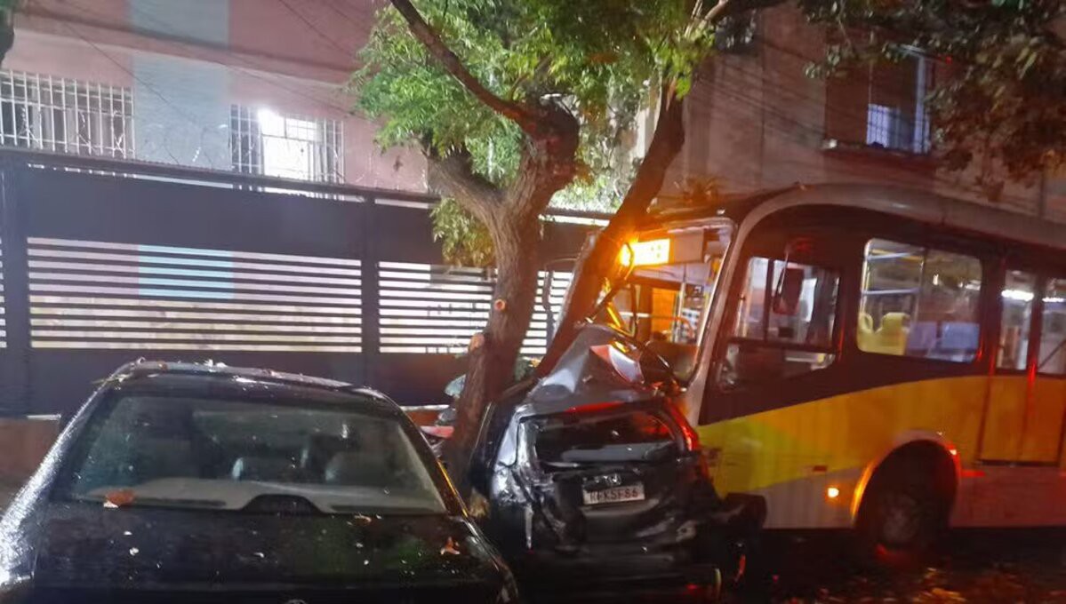 O coletivo, que faz a linha São Gabriel/Savassi, estaria indo para a garagem quando bateu no veículo