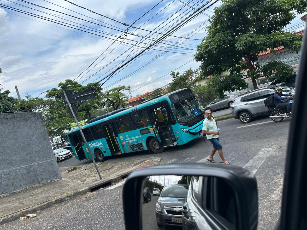 Trânsito é intenso nas proximidades do acidente