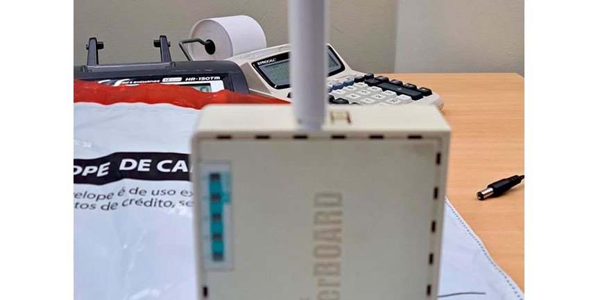 O suspeito havia instalado um dispositivo eletrônico ilegalmente na agência bancária