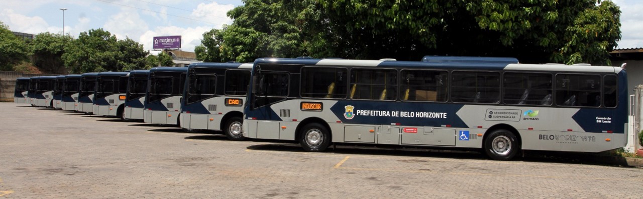 Todos os veículos são equipados com ar-condicionado, suspensão a ar e elevadores de acessibilidade