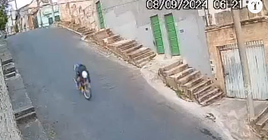 Quando estava na Rua Carlos Peixoto, ele perdeu o controle da motocicleta e colidiu em um carro estacionado