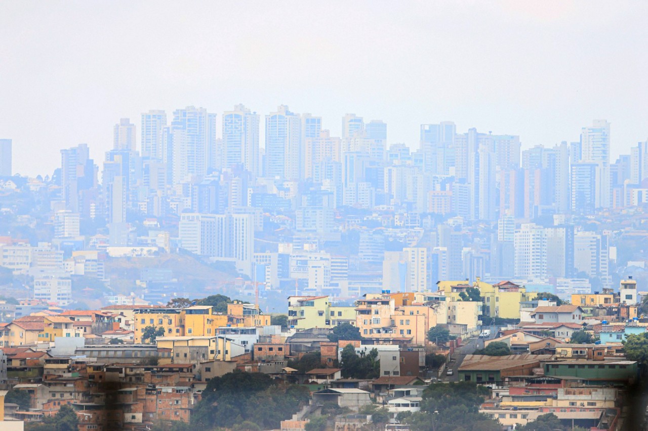Belo Horizonte registra névoa seca em meio a onda de calor e incêndios   
