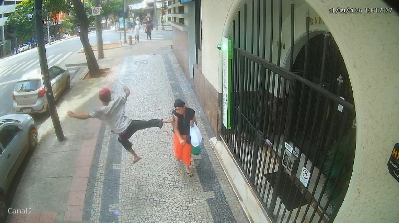 Vídeo: mulher é atingida por voadora no Barro Preto, em BH