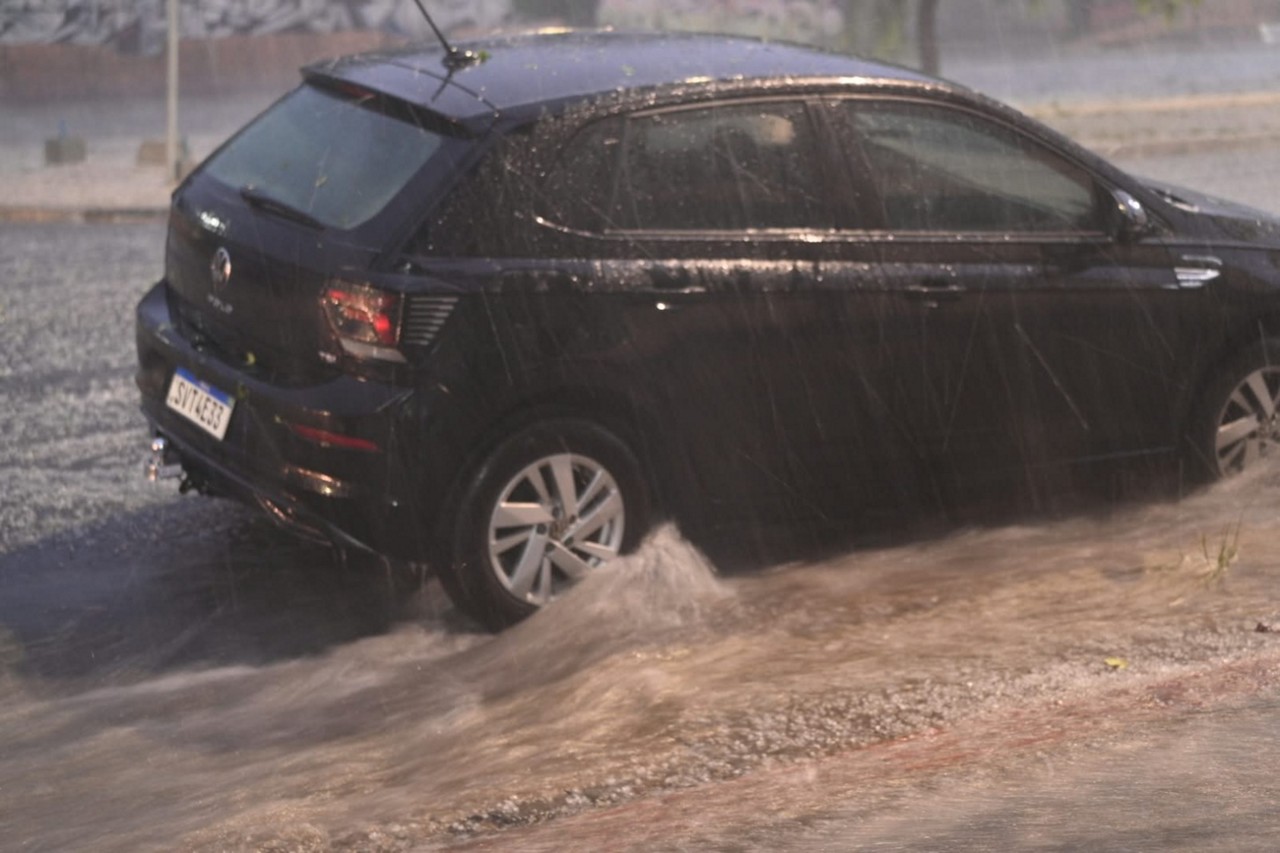 Alerta de chuva forte, raios e ventos em BH nas próximas 3 horas