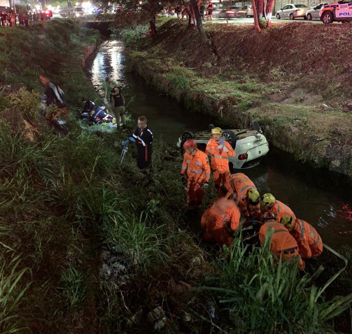 Veículo ficou sem controle e caiu dentro de rio em avenida movimentada de Betim