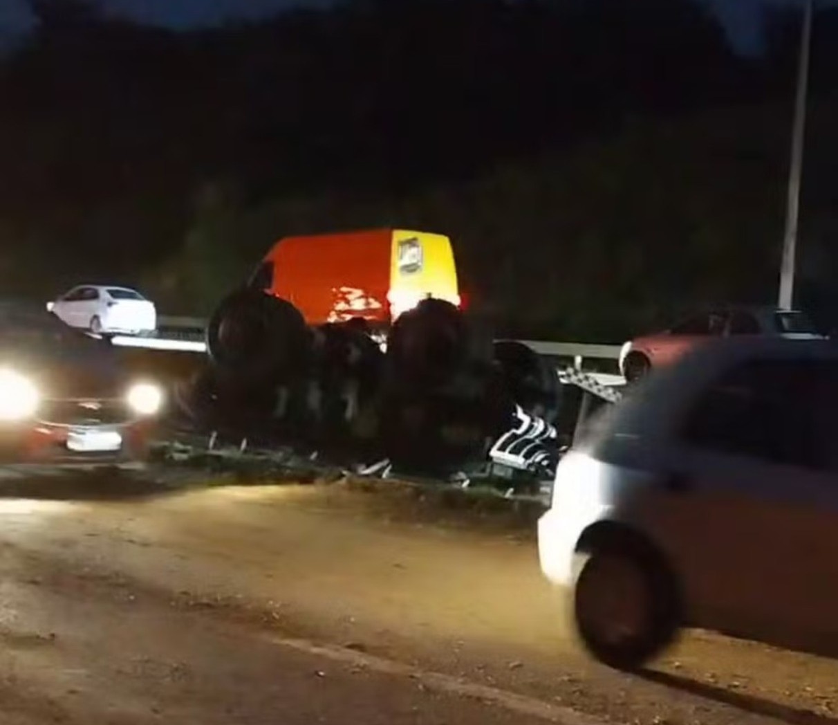 Caminhão tomba na Fernão Dias, em Betim, e carga atinge três veículos
