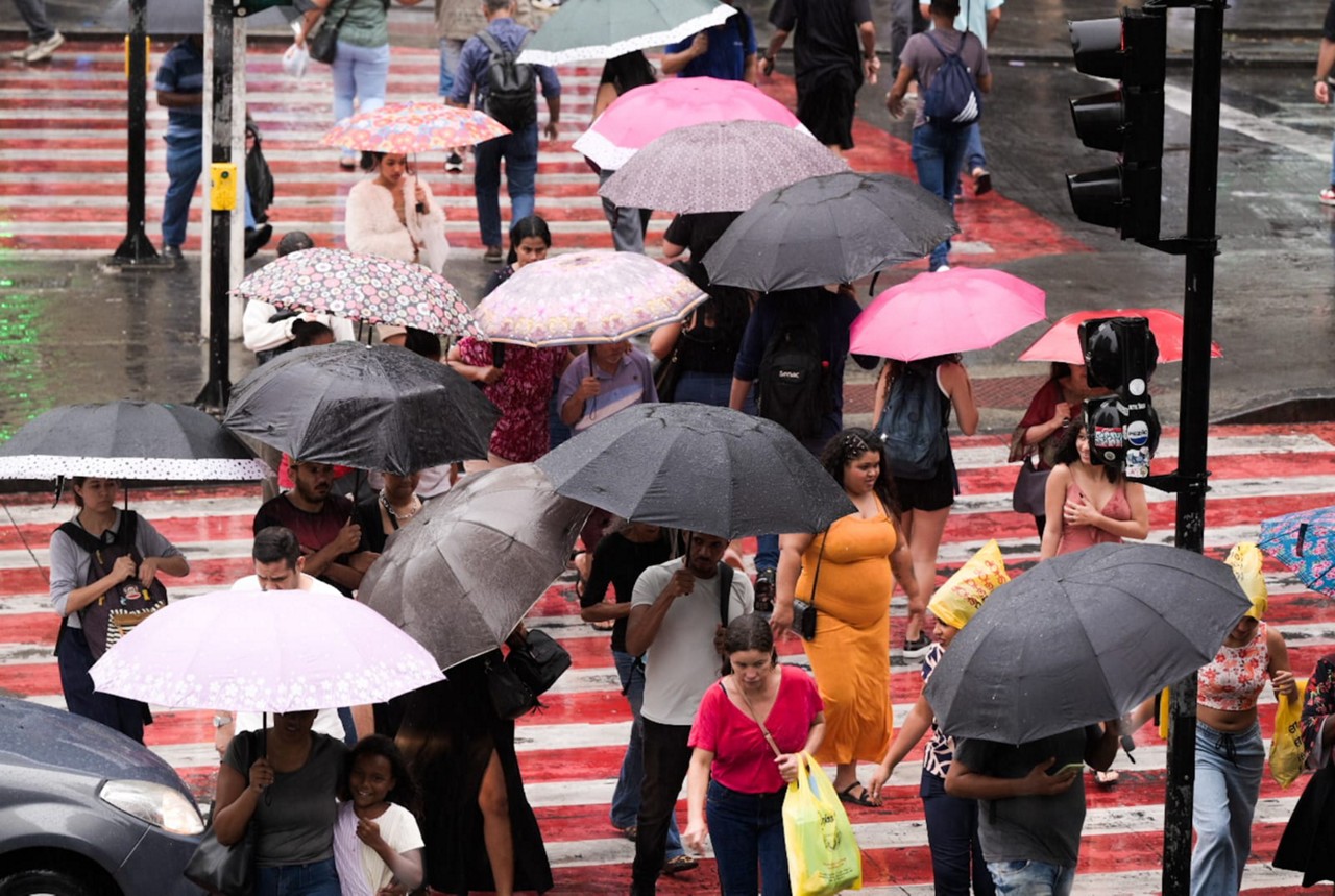 População com sombrinhas durante chuva no centro de Belo Horizonte