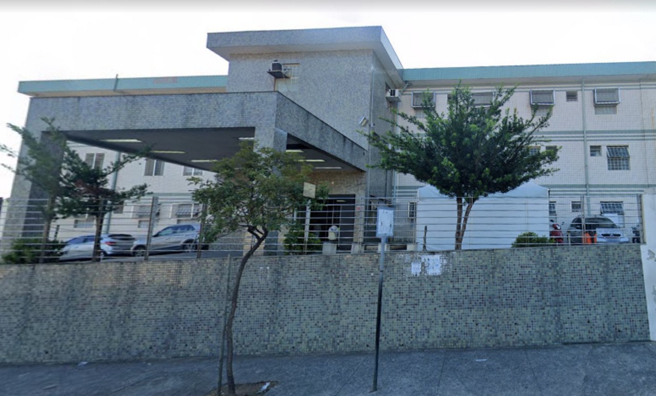 Paciente foi preso após proferir ofensas racistas direcionadas a guardas municipais e tentar subornar profissionais da UPA Nordeste, em BH