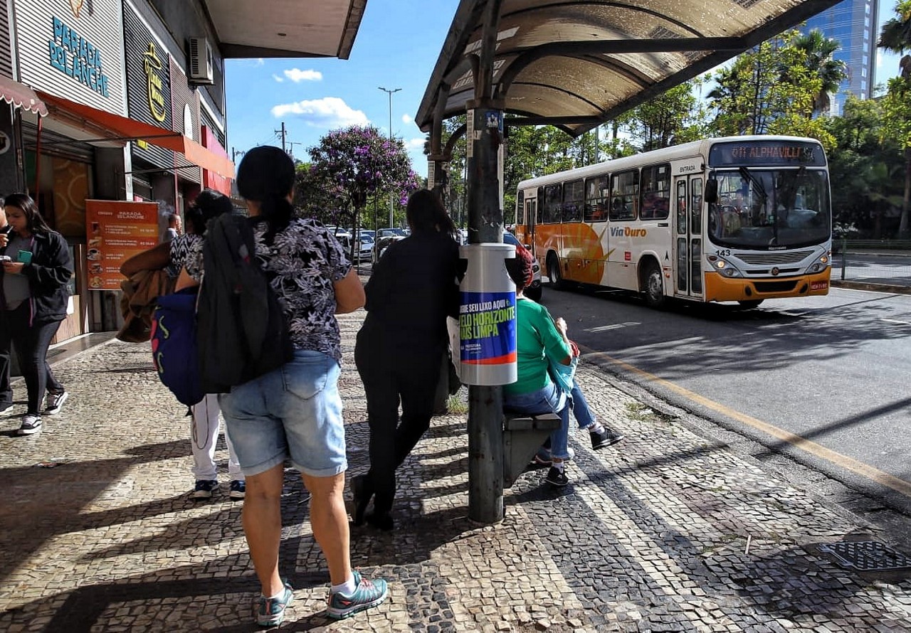 Usuários veem o ônibus passando perto do ponto, porém ele não para no local