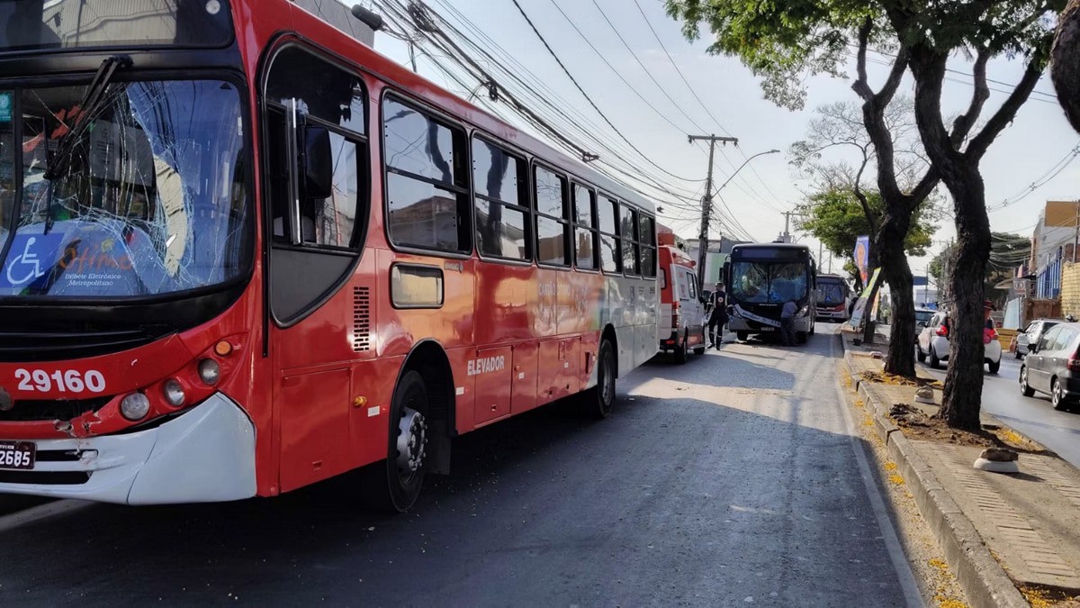 Batida entre três ônibus em BH 