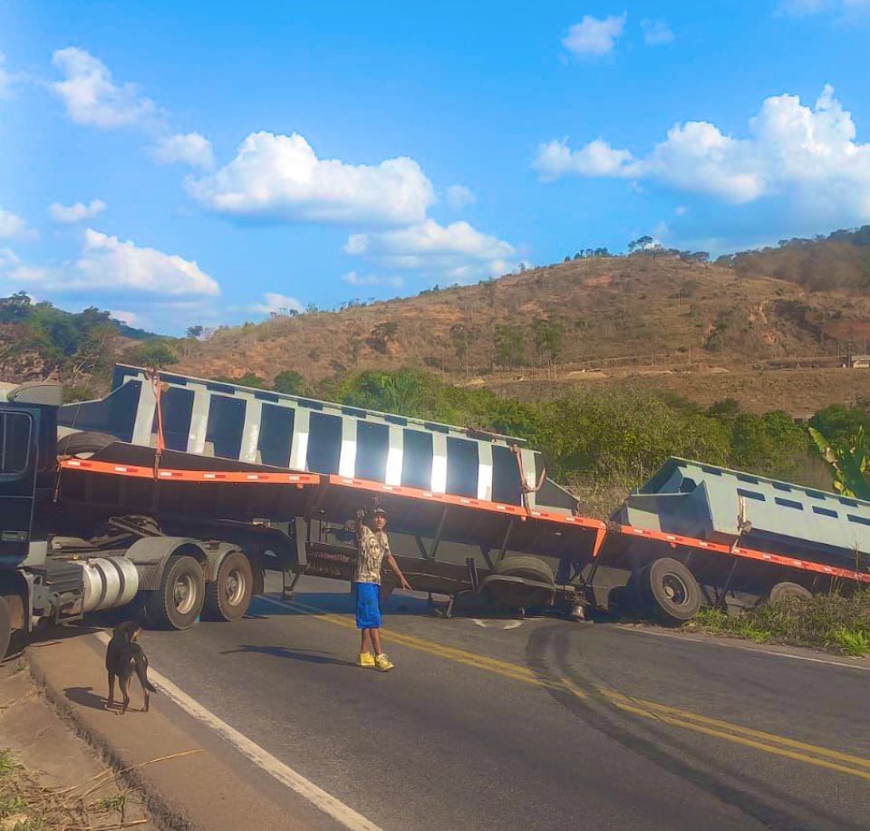 Bi-trem bloqueia a BR-381 em Nova Era