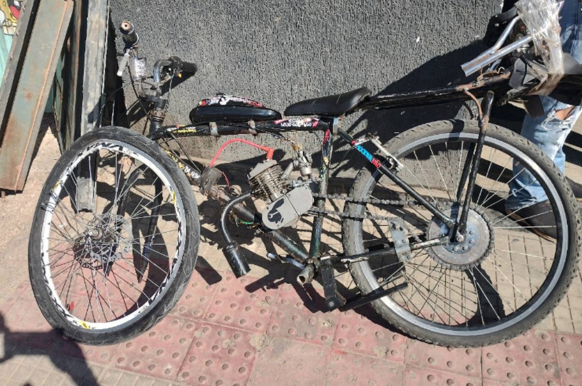 Bicicleta ficou destruída após bater em caminhão no bairro Céu Azul, em BH  