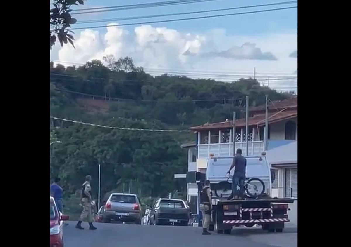 O momento da apreensão da bicicleta foi compartilhado nas redes sociais por moradores da cidade