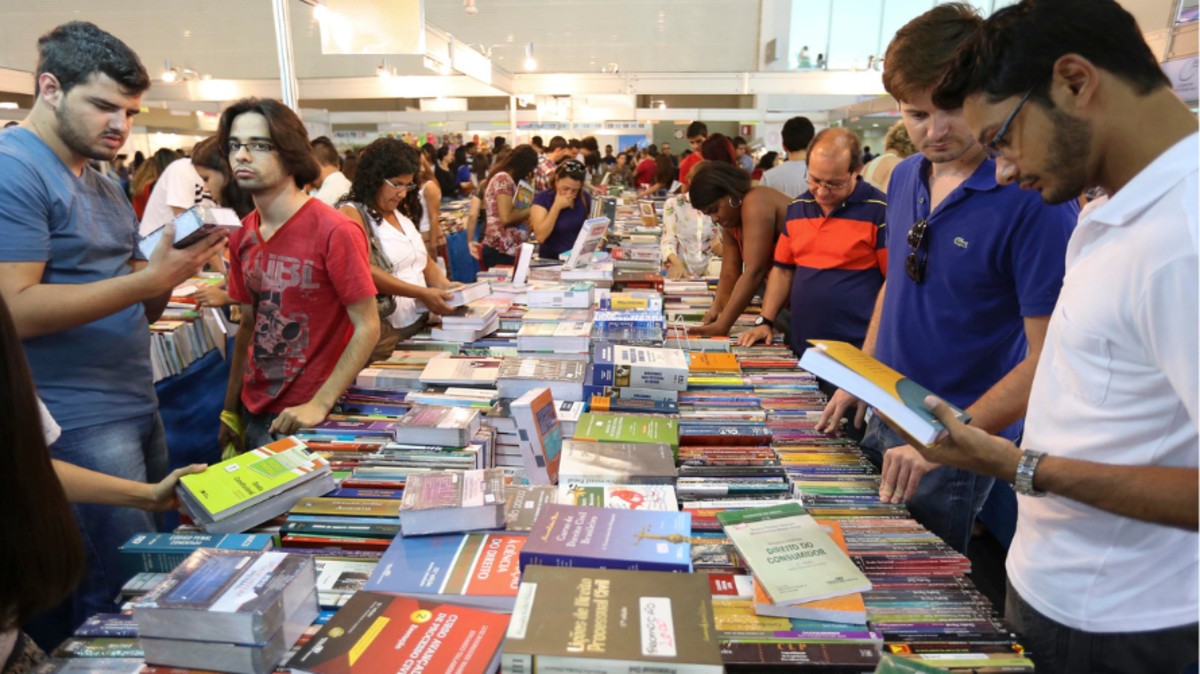 Alunos e professores de escolas públicas do Estado de Minas Gerais estão recebendo vouchers para compra de livros durante a Bienal Mineira do Livro 2025