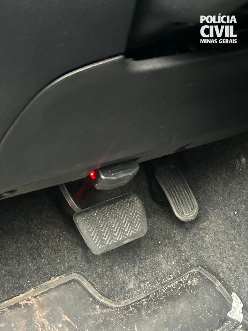 Aparelho é ligado à centralina do carro e torna inútil rastreador