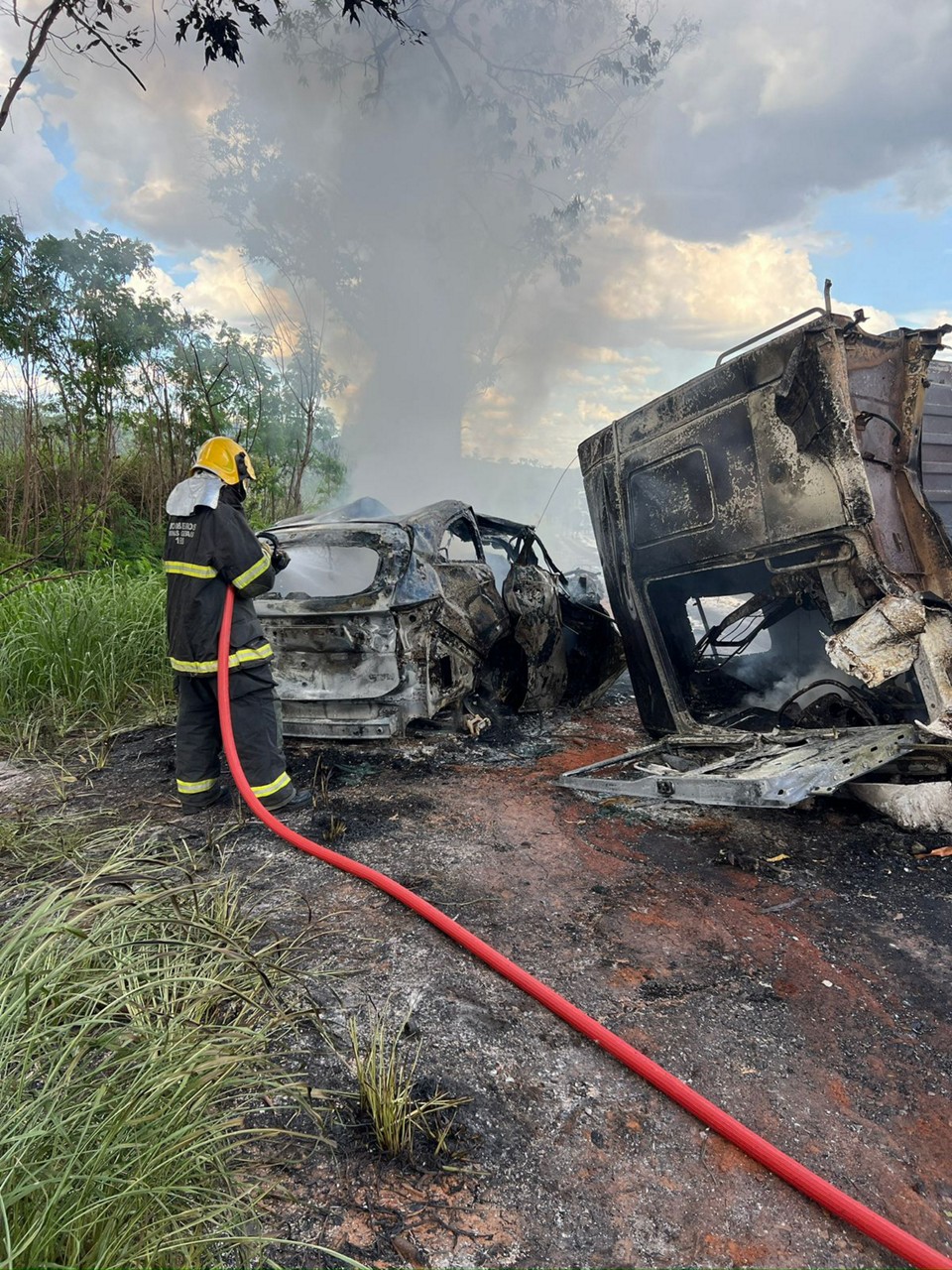 Veículo e caminhão ficaram incendiados