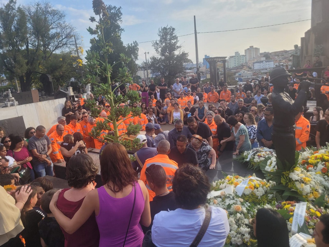 No cemitério Bonfim, em BH, familiares e amigos se despedem de Bombeiros mortos em queda de helicóptero em Ouro Preto. 