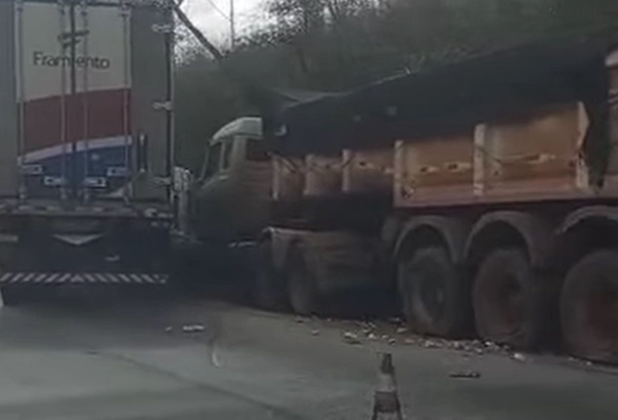 Acidente causa congestionamento na BR-040, em Ribeirão das Neves 