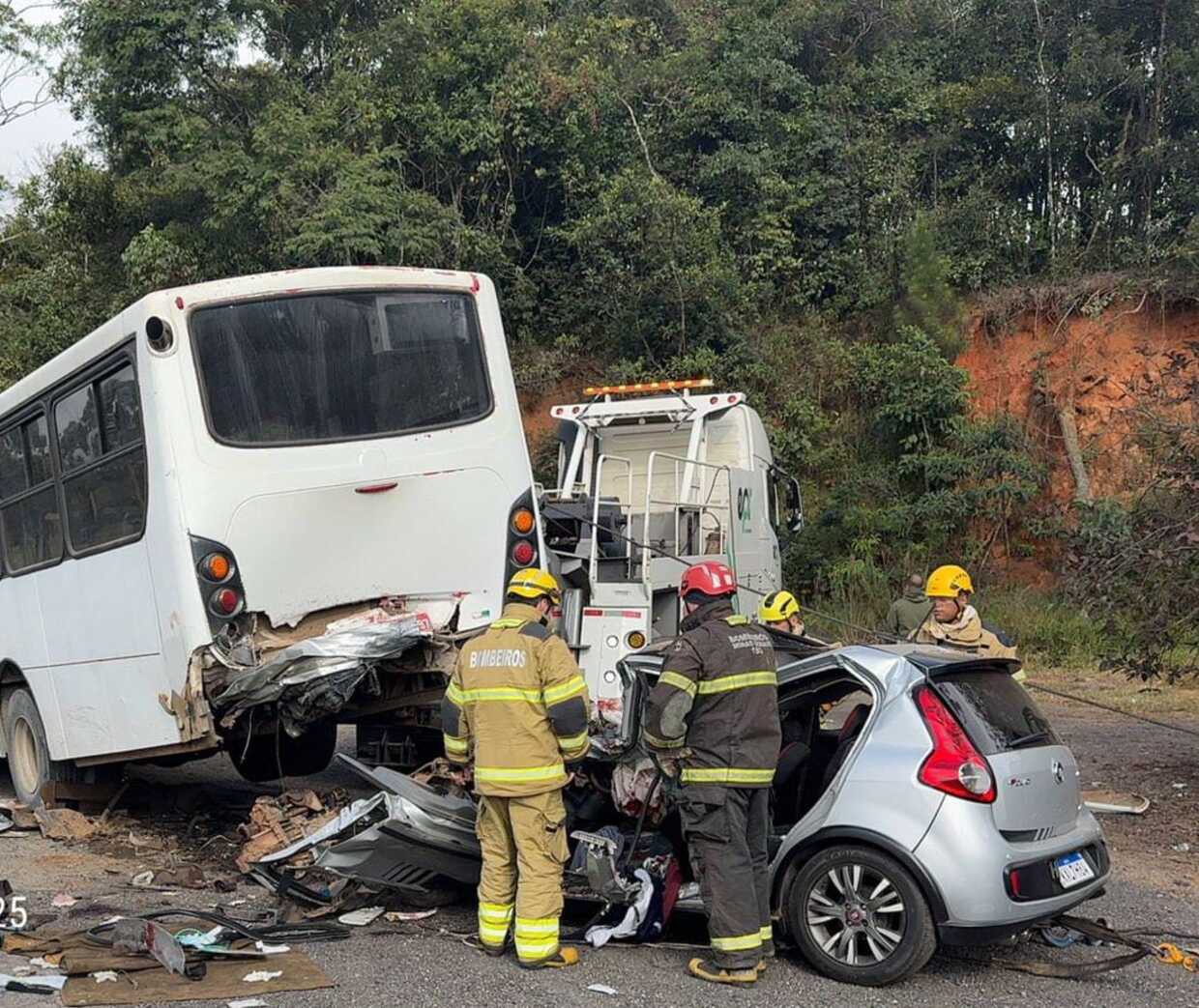 Acidente com duas mortes interdita a BR-040 em MG
