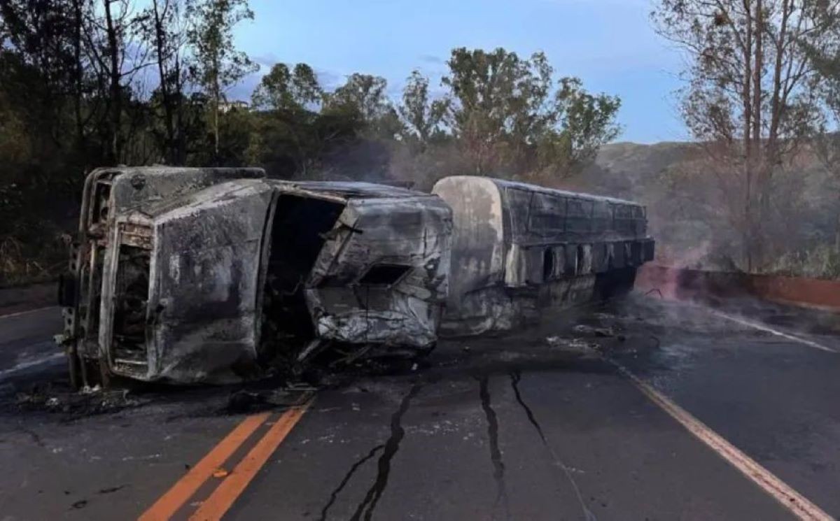 Rodovia BR-040 precisou ser interditada nos dois sentidos após tombamento de carreta em Itabirito  