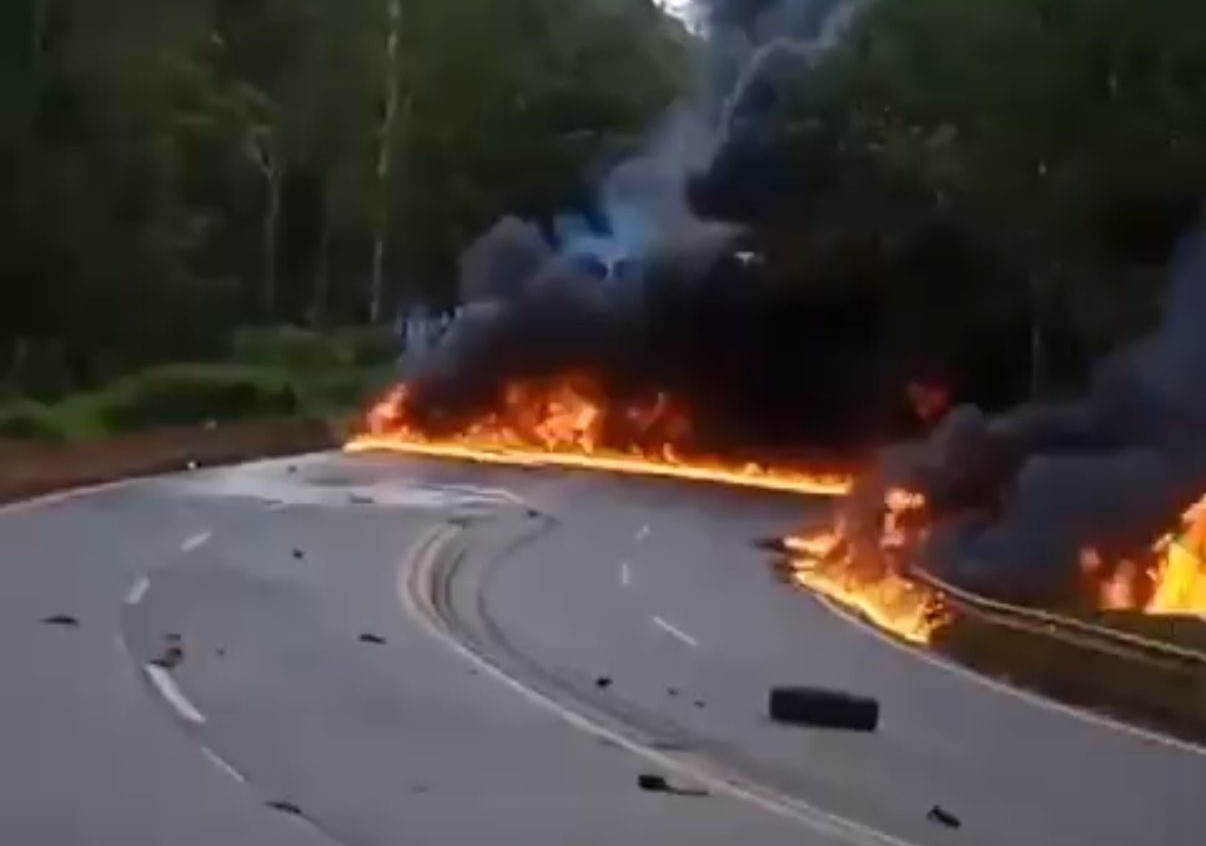 Acidente com carreta interdita completamente a BR-040 nos dois sentidos em Itabirito  