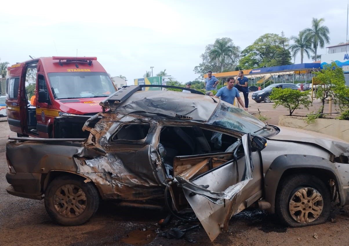 Veículo ficou destruído com o impacto da batida 